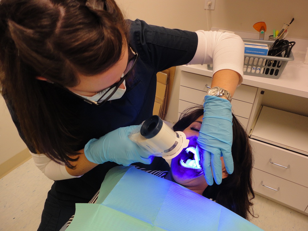 Осмотр с помощью ультрафиолетового излучателя