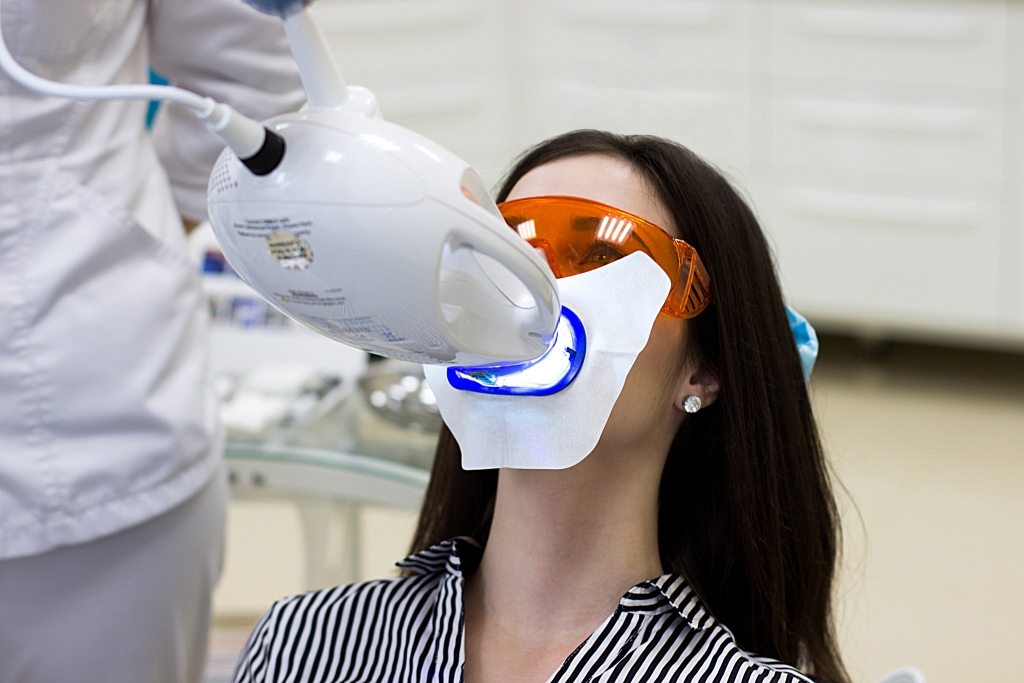 Отбеливание зубов методом Zoom