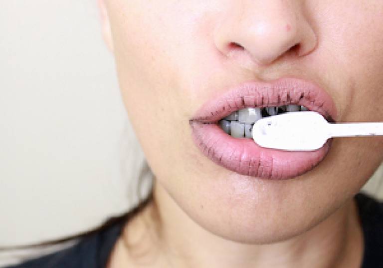 Отбеливание зубов при помощи активированного угля