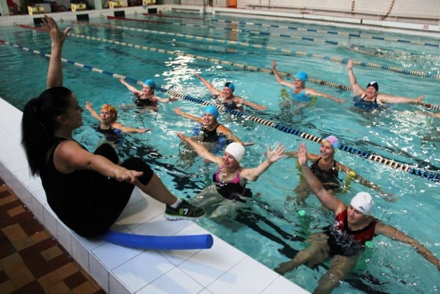 спортивная разминка в воде