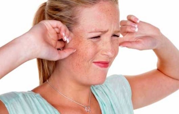давит на уши изнутри