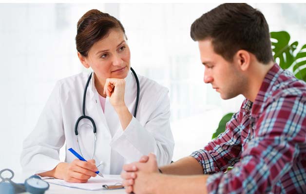 врач беседует с пациентом