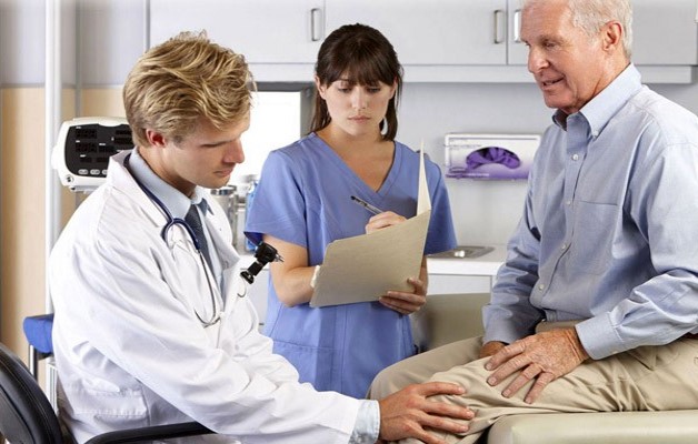 врач лечит артроз