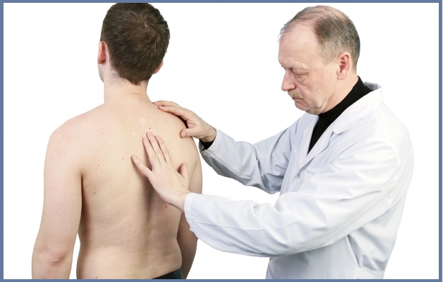 осмотр позвоночника