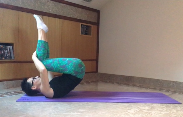 перекаты на спине