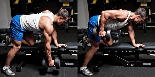 упражнение с гантелями с упором на колено