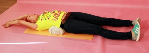 упражнение с валиком