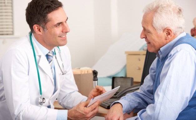 врач консультирует больного в палате