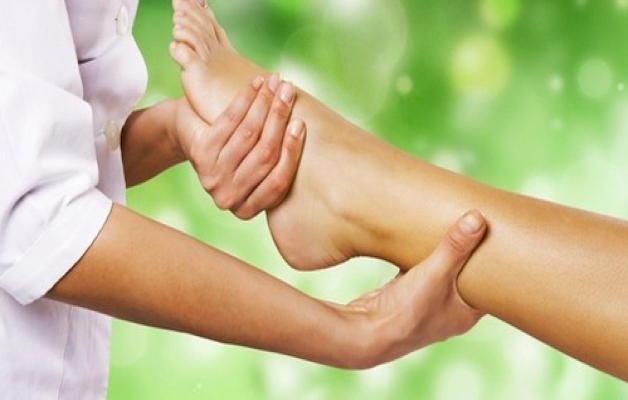 врач осматривает голеностоп