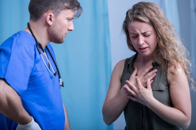 врач осматривает пациента