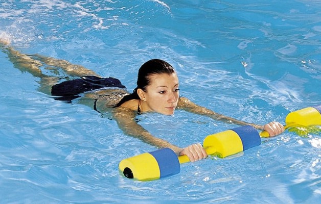 занятие в бассейне